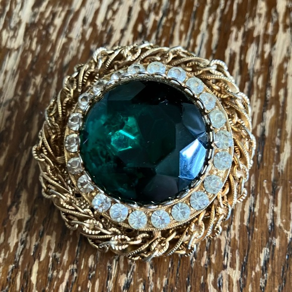 unbranded Jewelry - VINTAGE Emerald Green Brooch gold tone glass stones Rhinestones open metal work